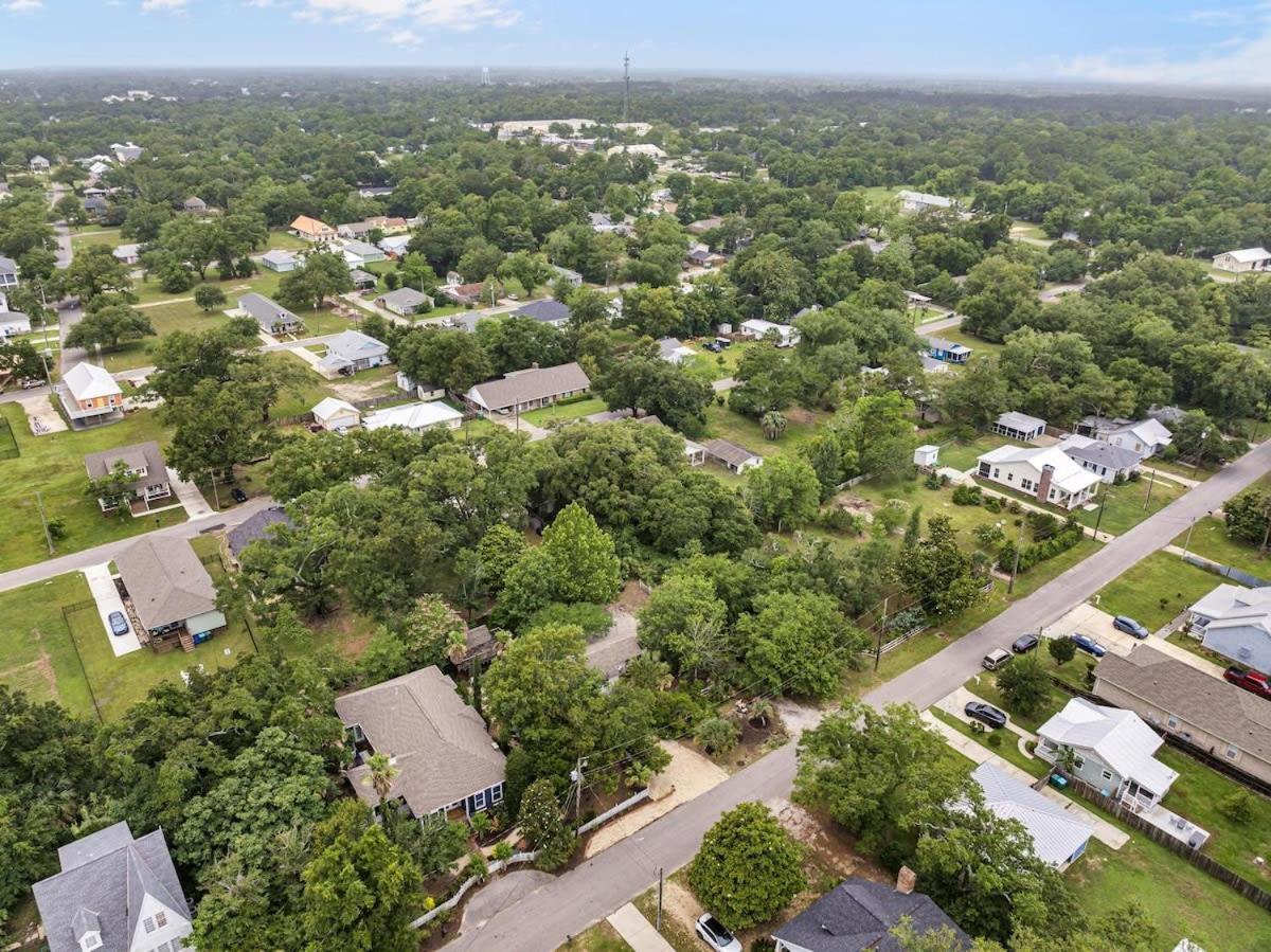 Bare Feet Bungalow -Close To Beach & Dog Friendly Gulfport Exterior photo